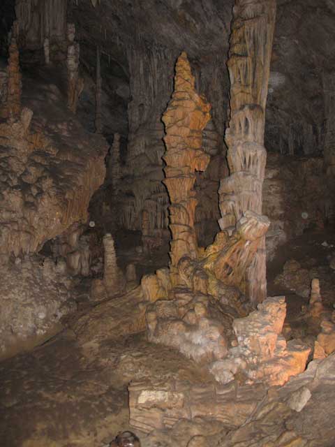 tourists in Lewis and Clark Ccaverns